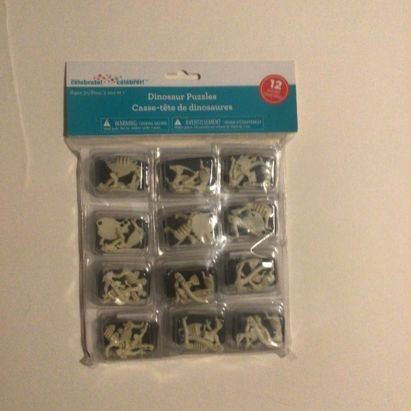 Wilton 🦖 Dinosaur Character Cake Pan with Dinosaur Themed Party Favours - Picture 8 of 9